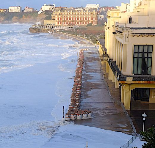 Biarritz sous la menace des vagues